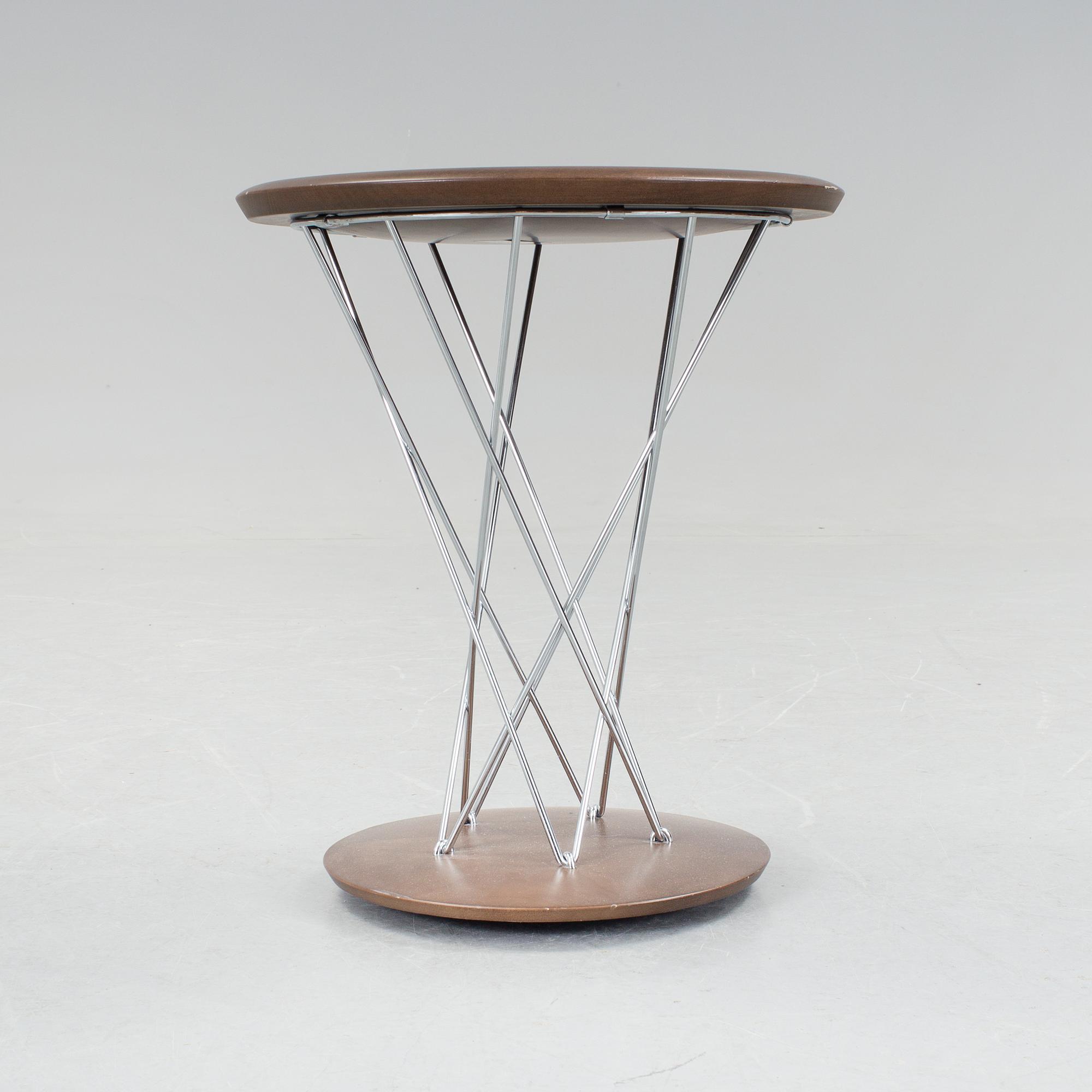 ISAMU NOGUCHI, pall "High Rocking Stool", Vitra Design Museum, Knoll Studio, 2001.