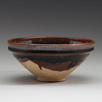 SKÅL, keramik. Cizhou-typ, northern blackware, Jin dynastin (1115-1234).