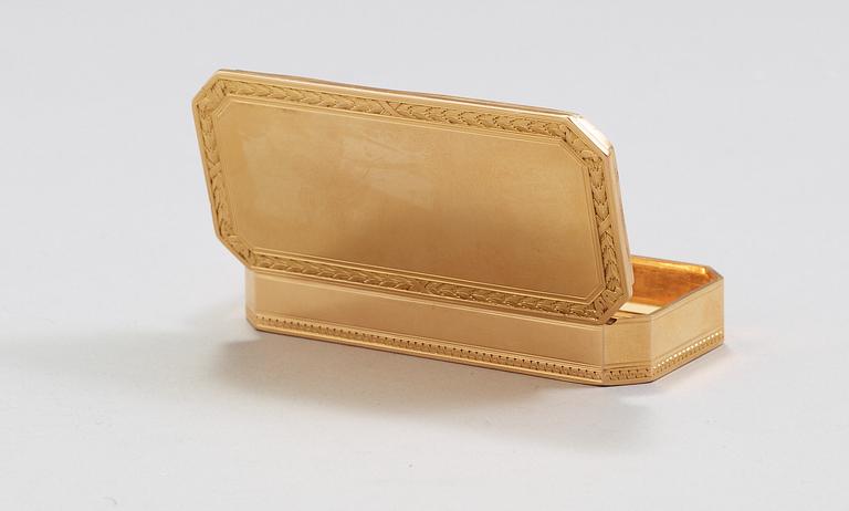 A German 18th century gold snuff-box, probably Hanau c. 1790.