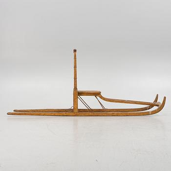 A wooden kicksled, around 1900.