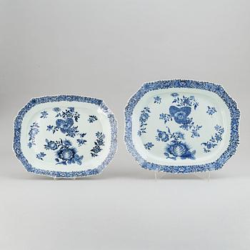Stekfat, två stycken, kompaniporslin. Qingdynastin, Qianlong (1736-95).