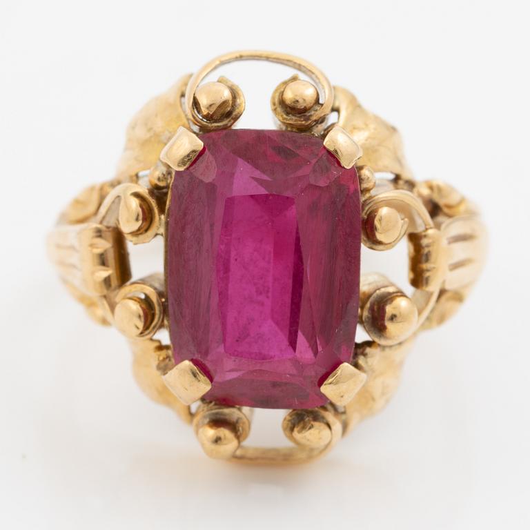 Ring 18K gold with synthetic red stone.