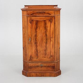 HÖRNSKÅP, Karl Johan, 1800-talet mitt.