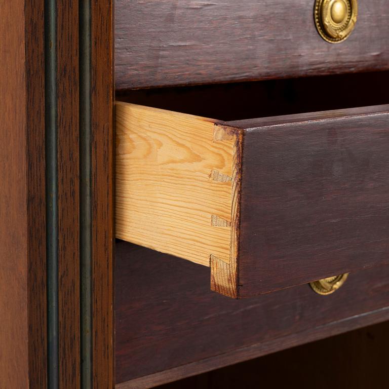 Skåp, sengustaviansk stil, tidigt 1900-tal.