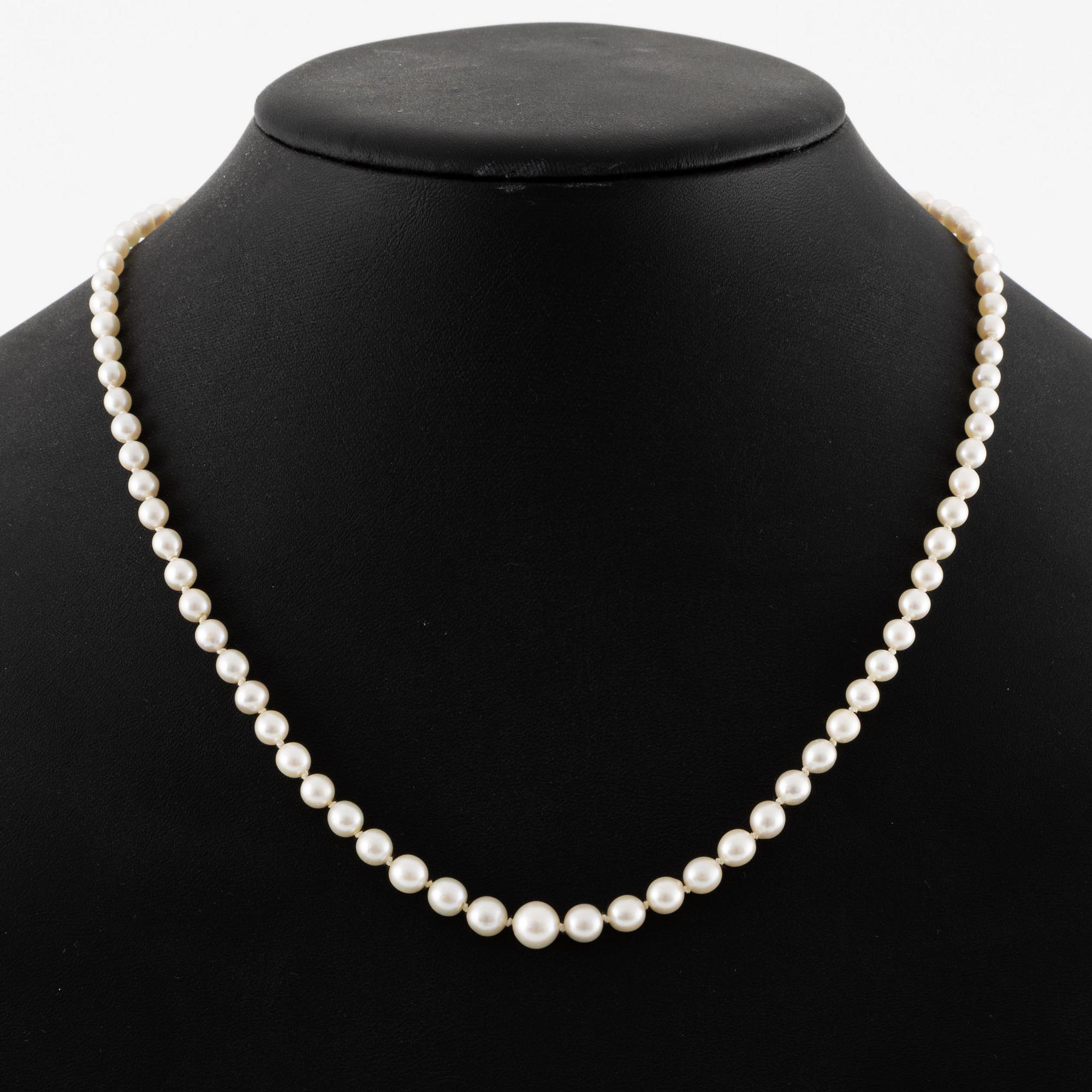 Pärlcollier, doserat med odlade pärlor, med lås i 18K guld.