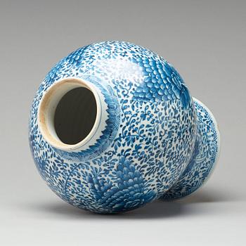 A blue and white vase, Qing dynasty, 18th Century.