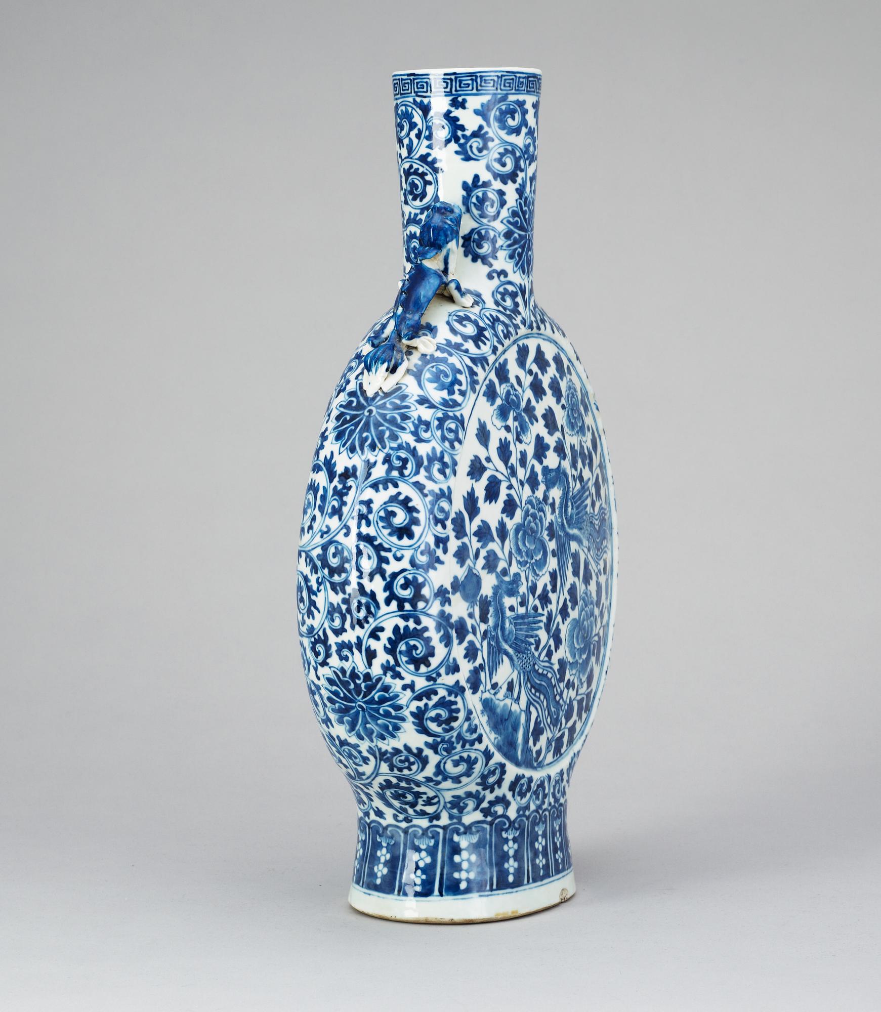 A blue and white pilgrim bottle, late Qing dynasty (1644-1914).
