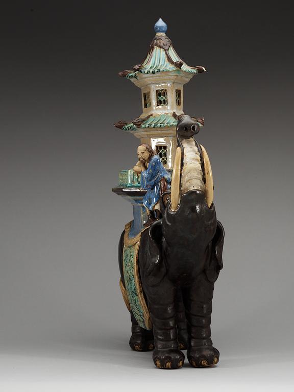 A pair of elephants with pagodas, presumably Qing dynasty.