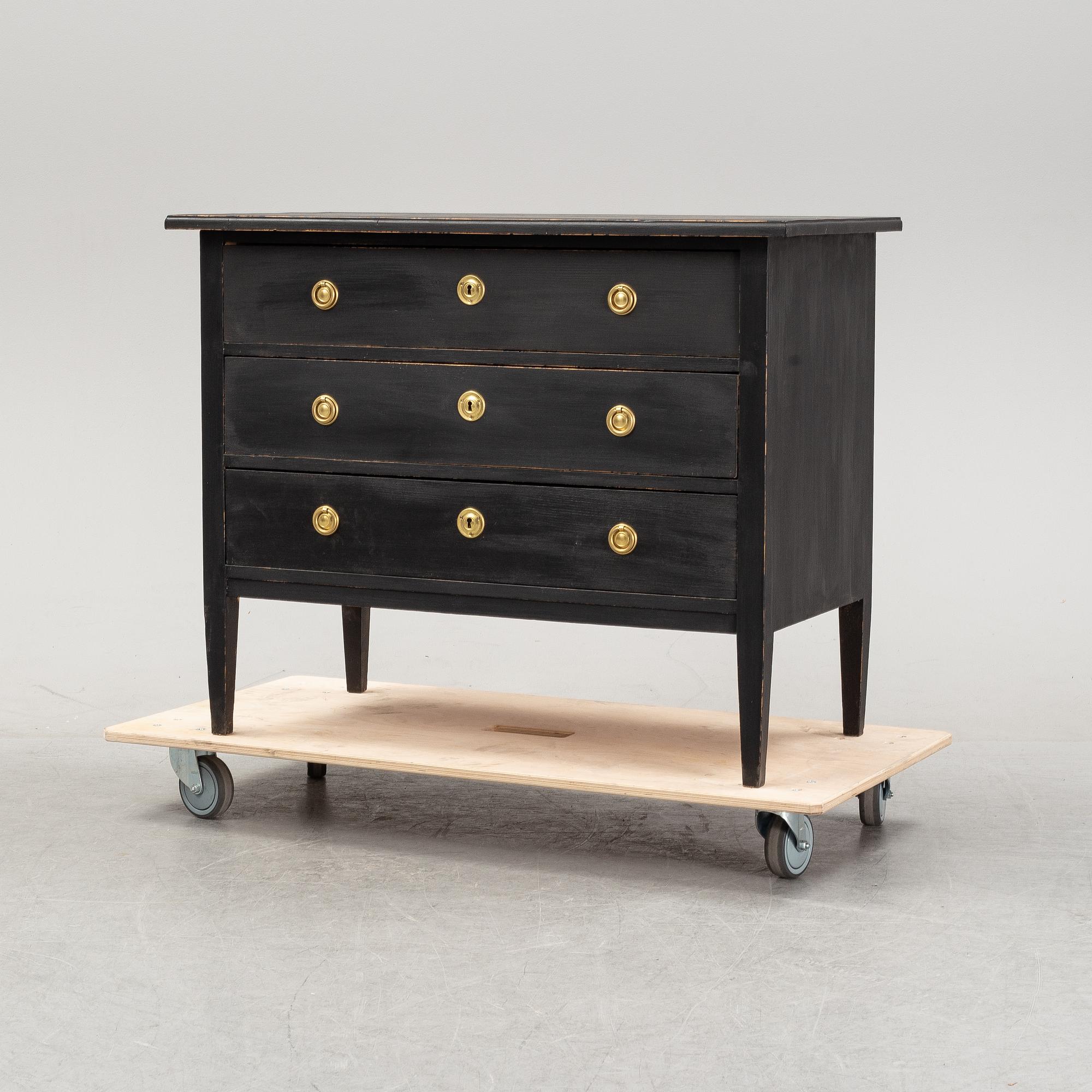 A painted chest of drawers, first half of the 20th Century.