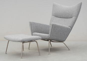 FÅTÖLJ OCH FOTPALL, "Wing Chair", modell CH445 och CH446, Hans J. Wegner, Carl Hansen & Son, Danmark, 2012.