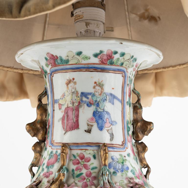 Golvvas/bordslampa, porslin, Kina, qingdynastin, 1800-talets andra hälft.