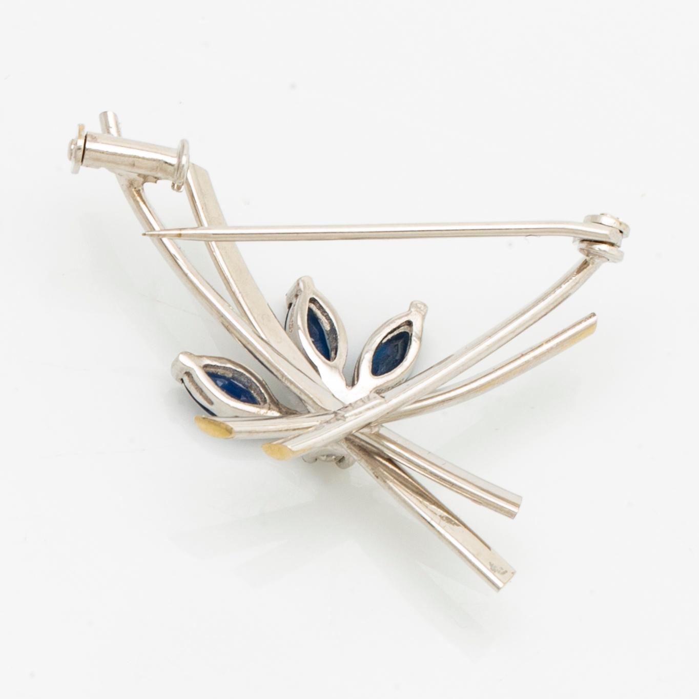 Brooch 18K whitegold 3 sapphires and 1 brilliant-cut diamond, approx 4 x 2 cm.