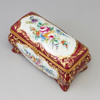 A LIMOGES PORCELAIN BOX, MID 20TH CENTURY.