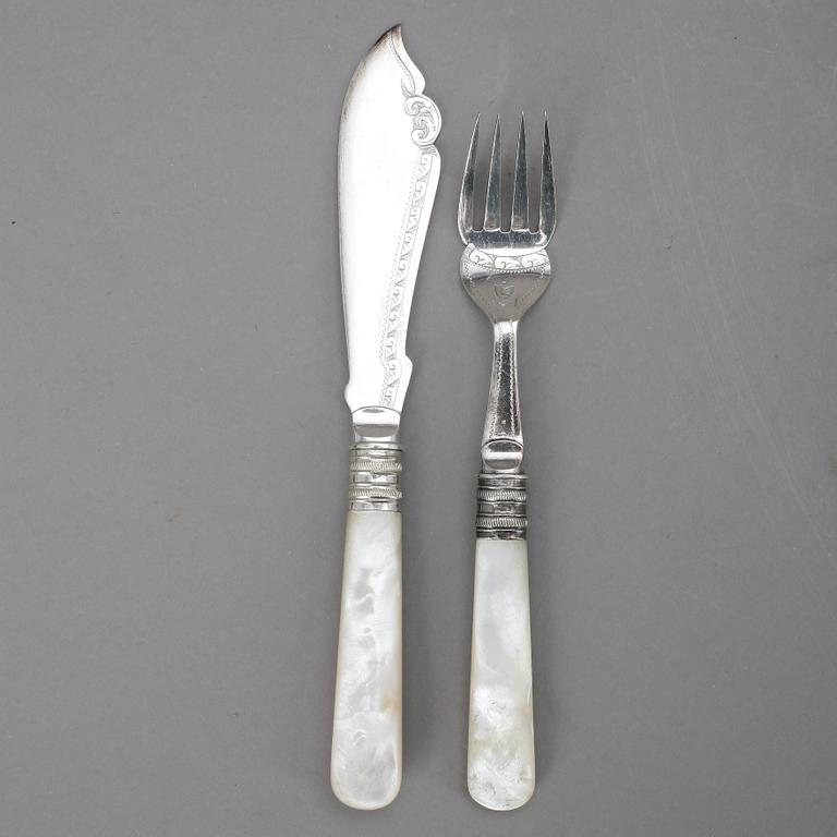 FISKBESTICK, 24 delar nysilver och pärlemor, i schatull, 1900-talets början.