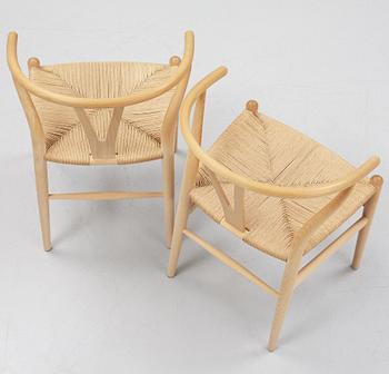 Hans J. Wegner, stolar, ett par, modell CH-24/ "Y-stolen", med dynor, Carl Hansen & Søn, Danmark, 2000-tal.