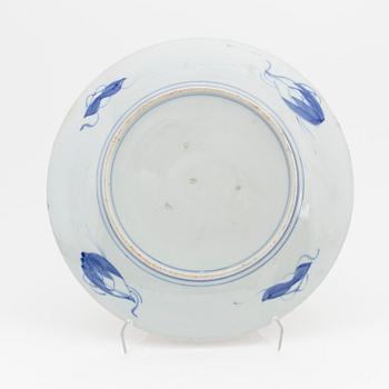 A large Japanese imari dish, 20th century.