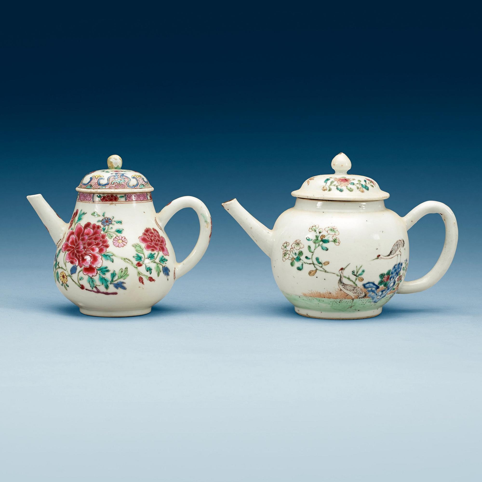 TEKANNOR, två stycken, kompaniporslin. Qing dynastin, Yongzheng (1723-35).