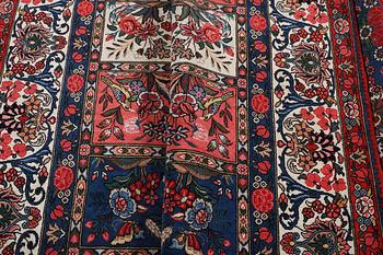 A carpet, Bakhtiari Saman, ca 360 x 252 cm.