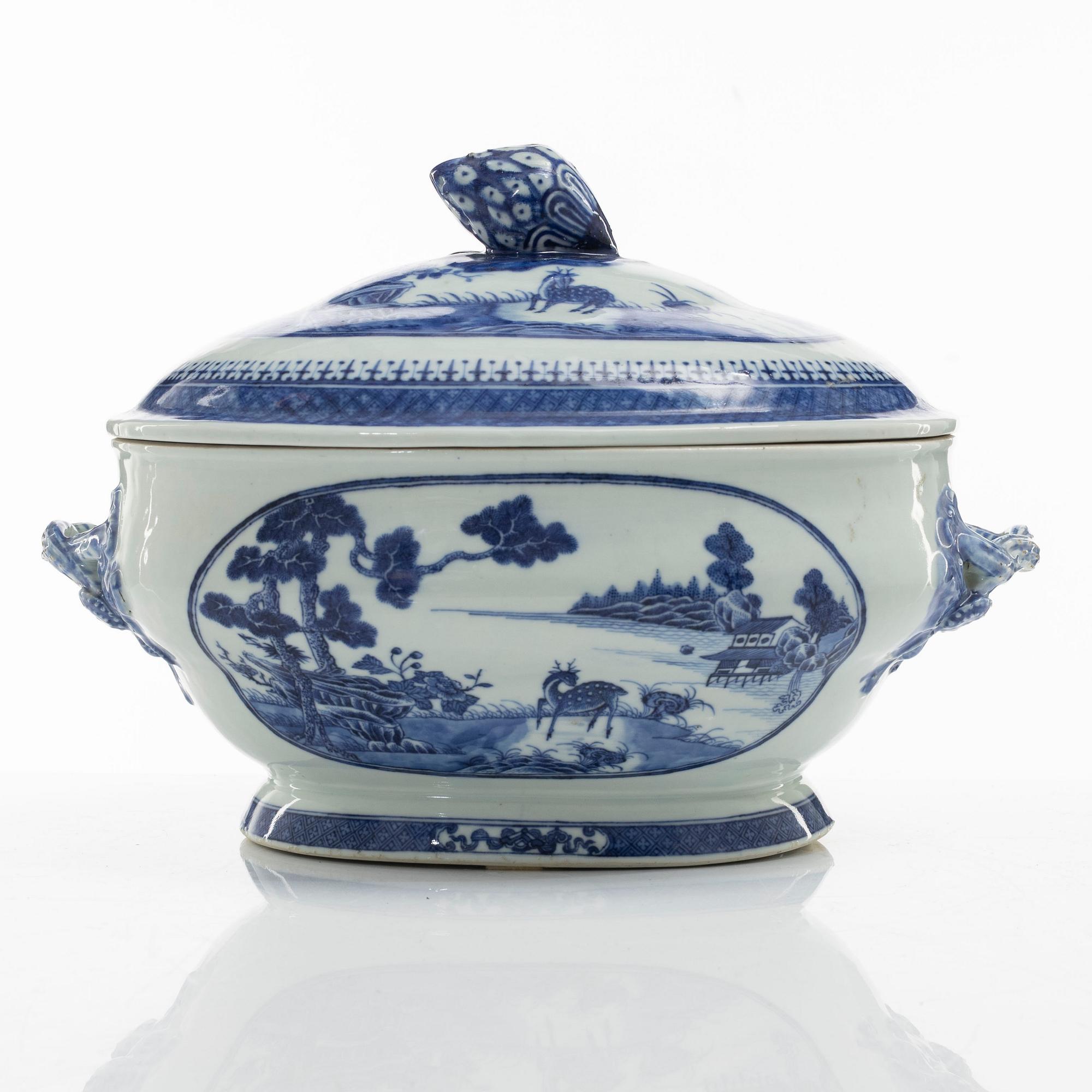 Terrin med lock, porslin. Qingdynastin, Jiaqing (1796-1820).