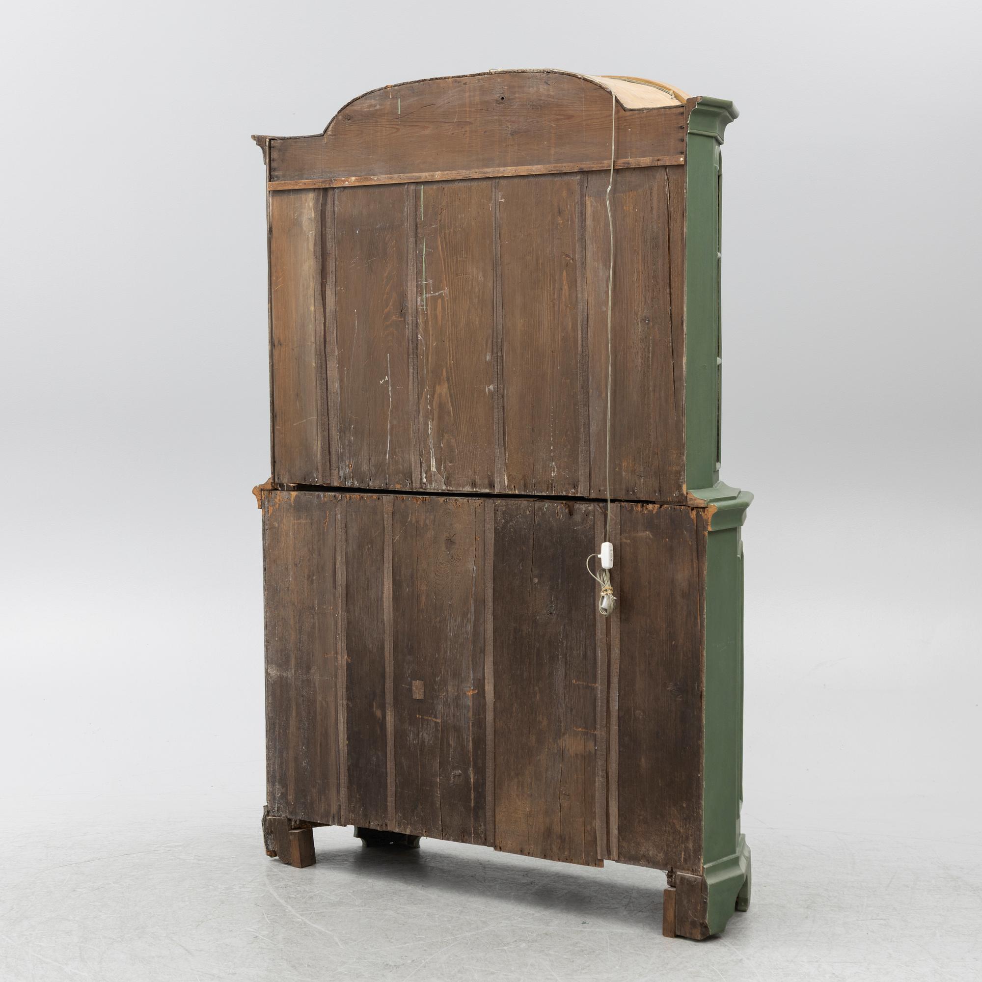 A display cabinet, 19th century.