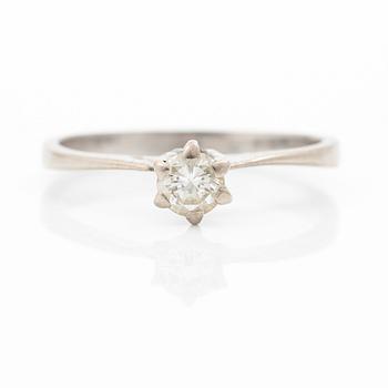 Ring, 18K vitguld med mindre briljantslipad diamant.