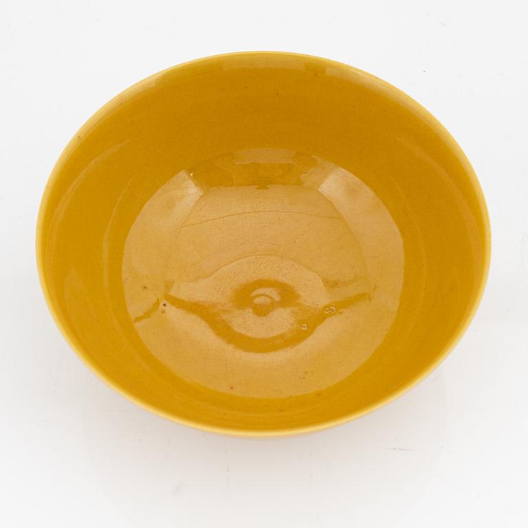 A Chinese yellow bowl, 20th century.