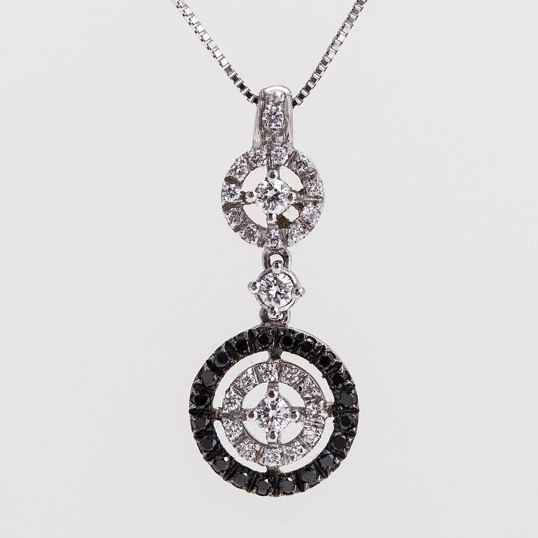 A necklace/pendant in 18K white gold with black and white diamonds totalling approximately 0.42 ct.