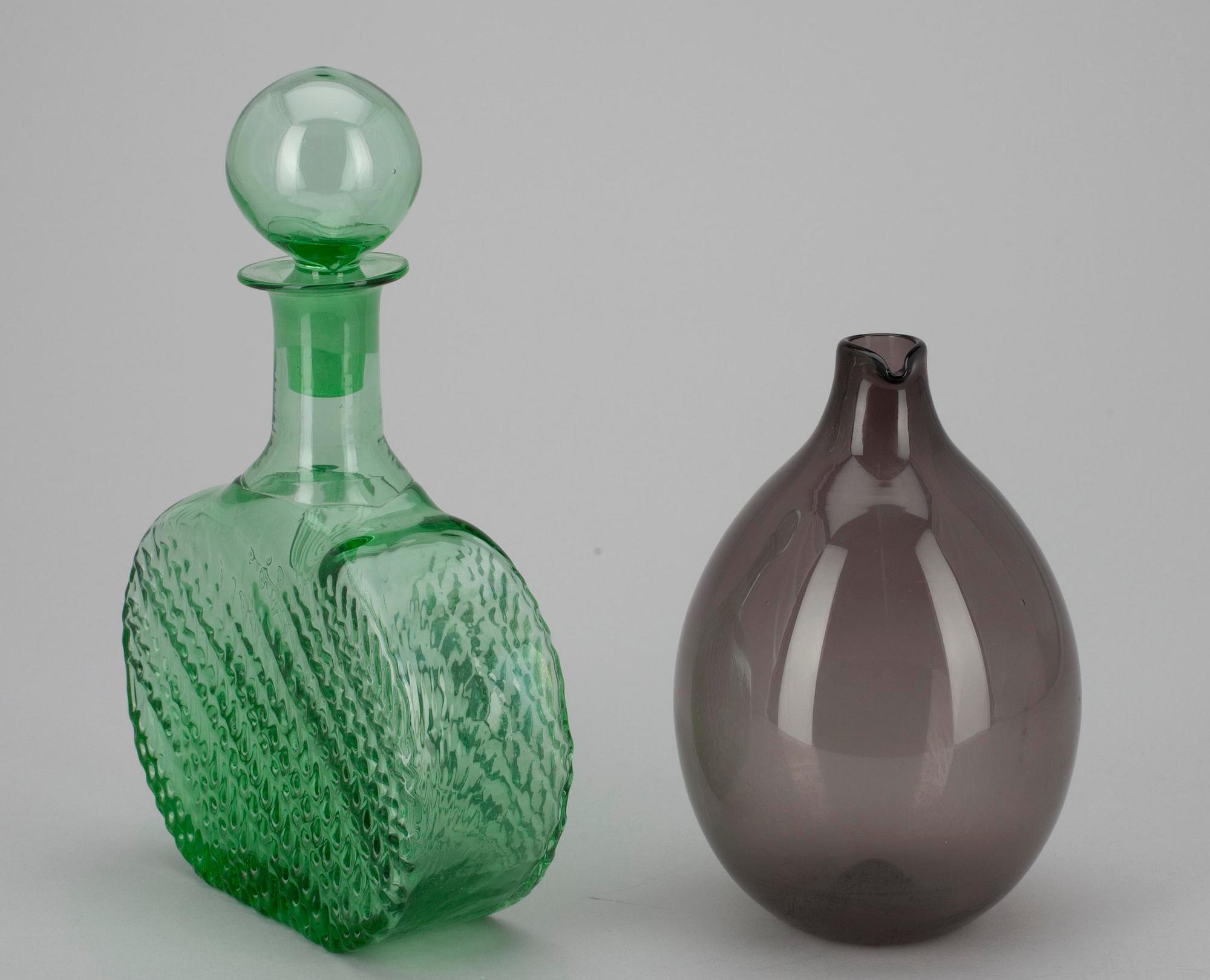 KARAFF, glas, design Nanny Still, Riihimäen Lasi samt FLASKA, glas "Fågelflaskan" signerad Timo Sarpaneva, Iittala.