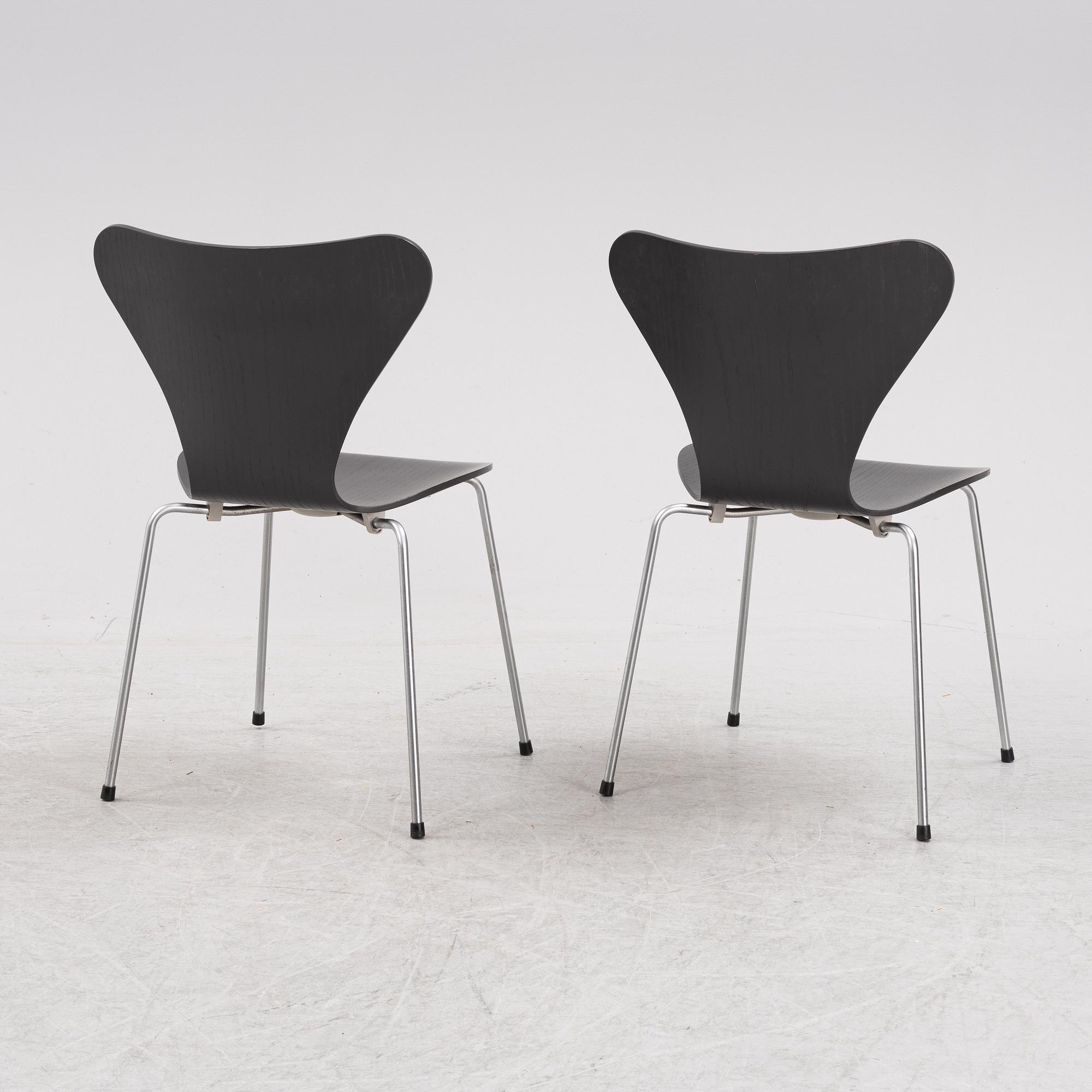 Arne Jacobsen, stolar, ett par, "Sjuan", Fritz Hansen, Danmark, daterade 2002.