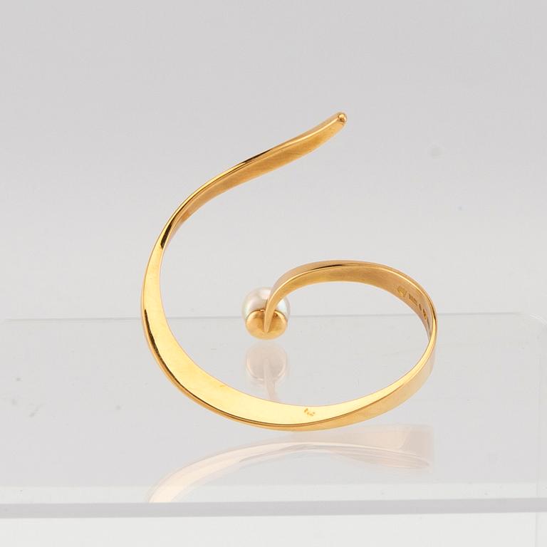 Stelt armband 20K guld med odlad pärla, B Johnson Halmstad 1974.
