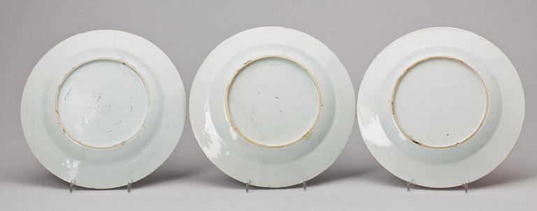TALLRIKAR, tre stycken, kompaniporslin. Qing dynastin, Qianlong (1736-95).