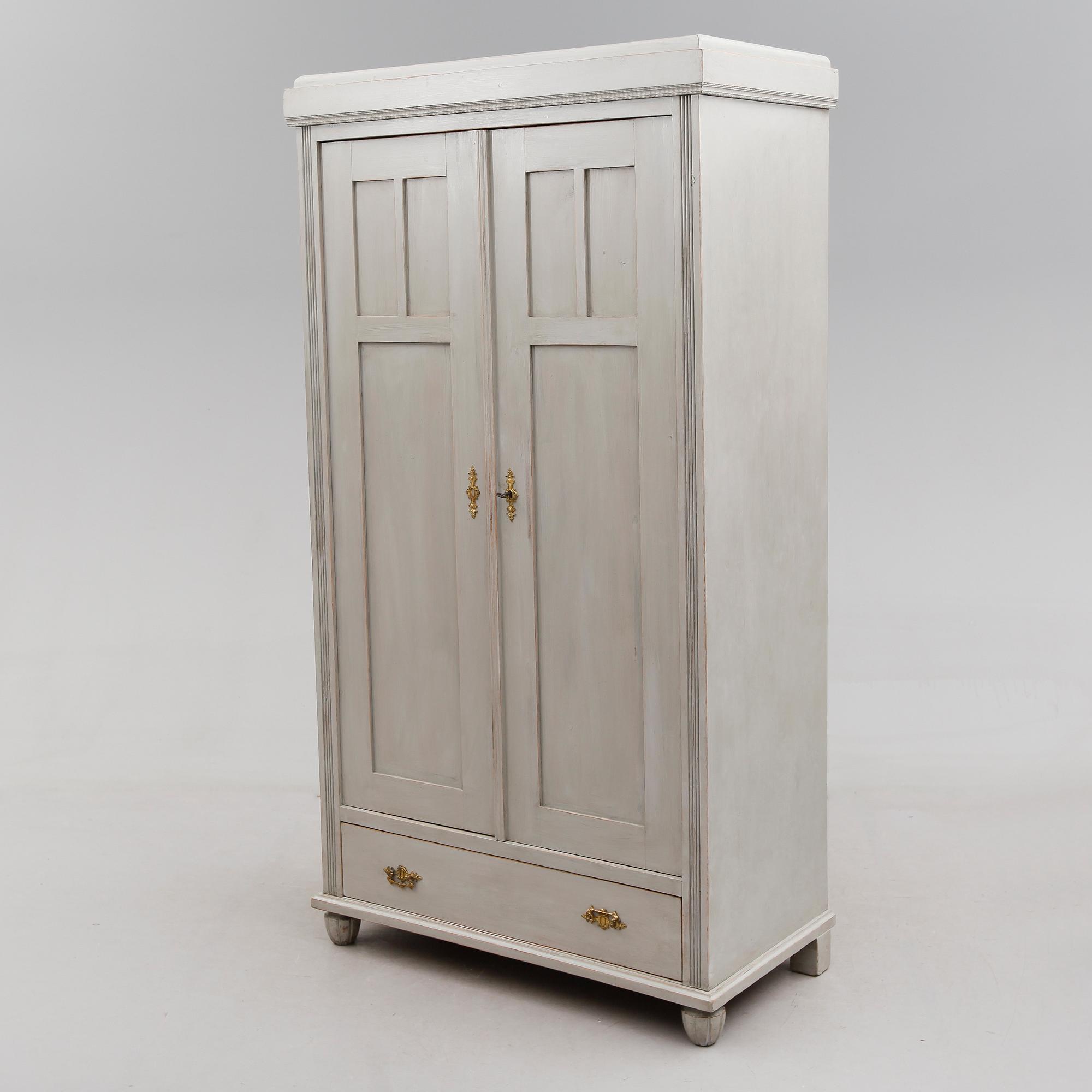 KLÄDSKÅP, omkring år 1900.