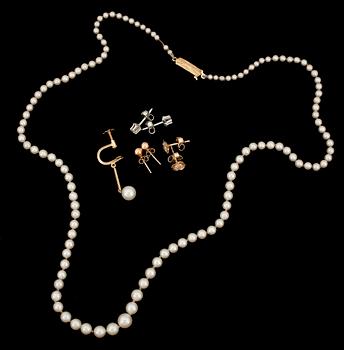 PÄRLCOLLIER SAMT 7 ÖRHÄNGEN, guld 18K, 1900-tal. Tot ca 2 gram.