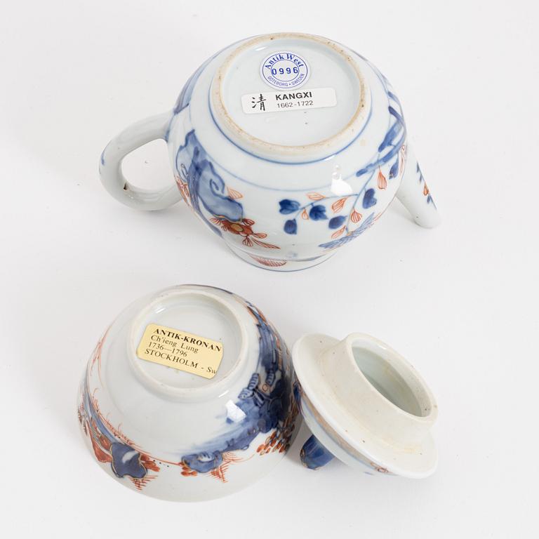 An imari teapot with cover and an imari cup, Qing dynasty, Kangxi (1662-1722) and Qiangling (1736-95).