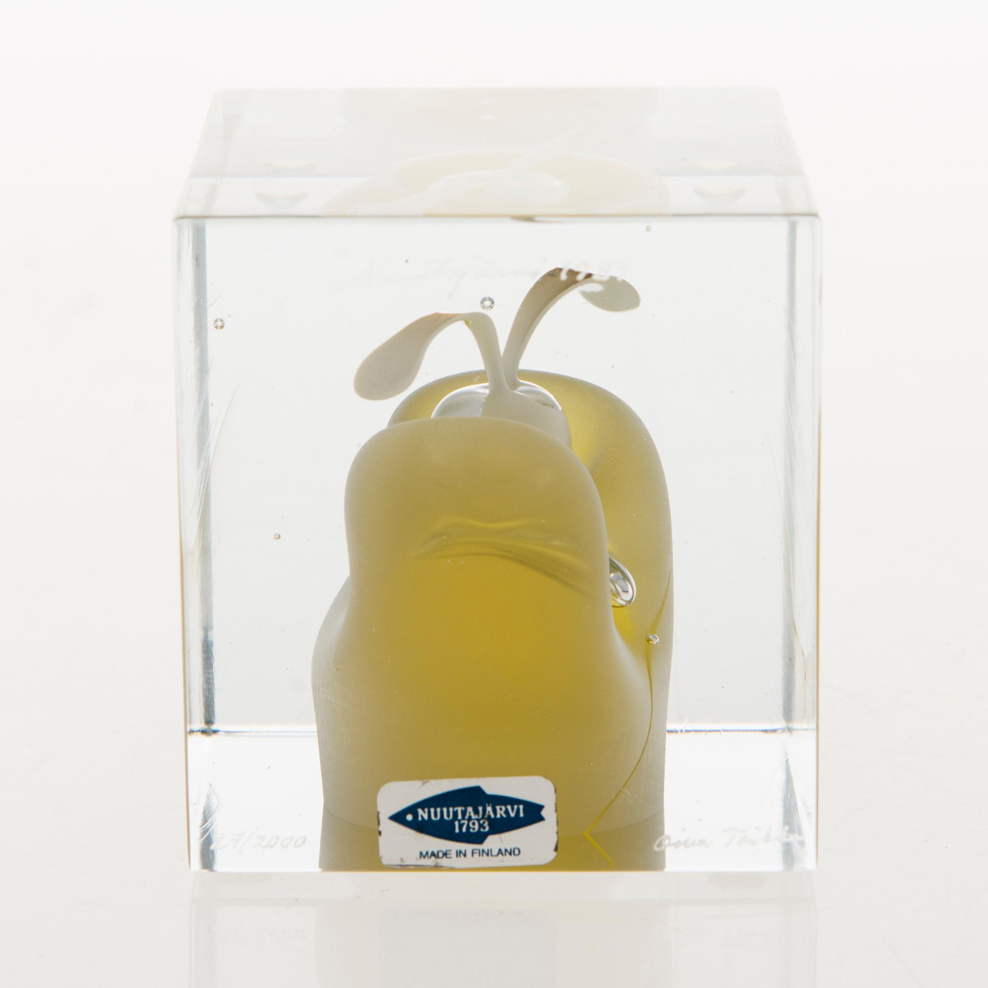 OIVA TOIKKA, AN ANNUAL CUBE, glass, signed Oiva Toikka Nuutajärvi 1989, numbered 27/2000.