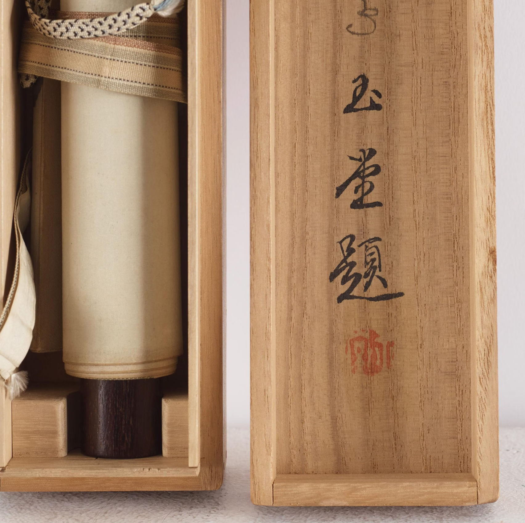 Kakiemono, färg och tusch på papper. Japan, okänd konsnär, 1900-tal. Signerad Gyokdo 玉堂. Socker ärtor.