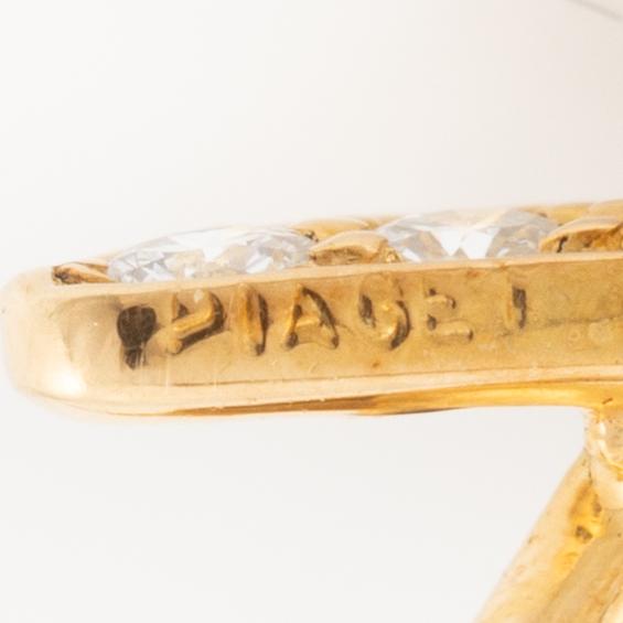 Brosch, Piaget, i form av insekt, 18K guld med cabochonslipad safir och små briljantslipade diamanter.