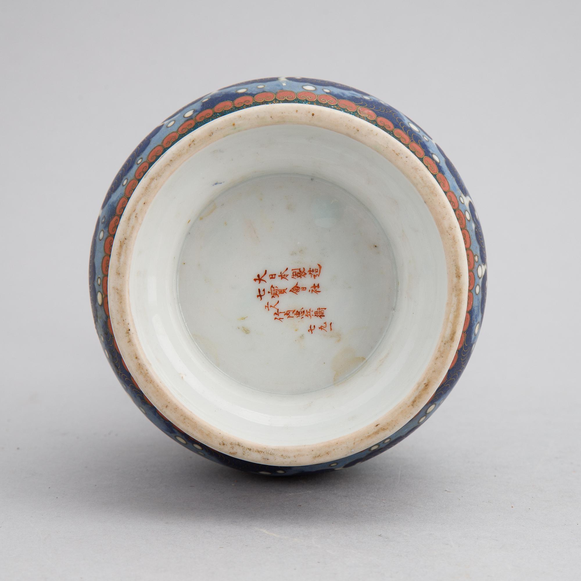 Vas porslin, Japan med cloisonne imitation, 1900-talets första hälft.