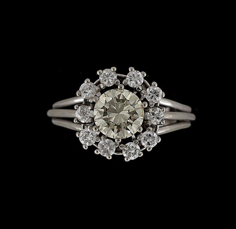 RING, guld 18 k, briljantslipad diamant ca 1,50 ct, samt 10 mindre briljanter, 0,6 ct. Vikt ca 6 g.