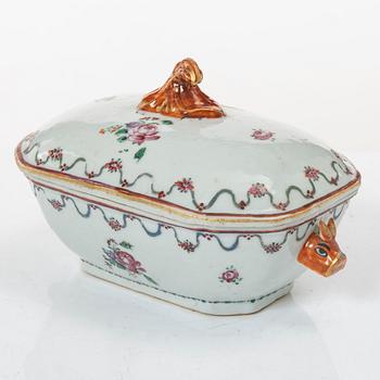 Smörterrin, terrinfat och bålskål, kompaniporslin, Kina, Qingdynastin, 1700-tal.