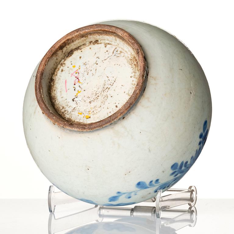 A blue and white Korean vase, Joseondynastin (1392–1897).