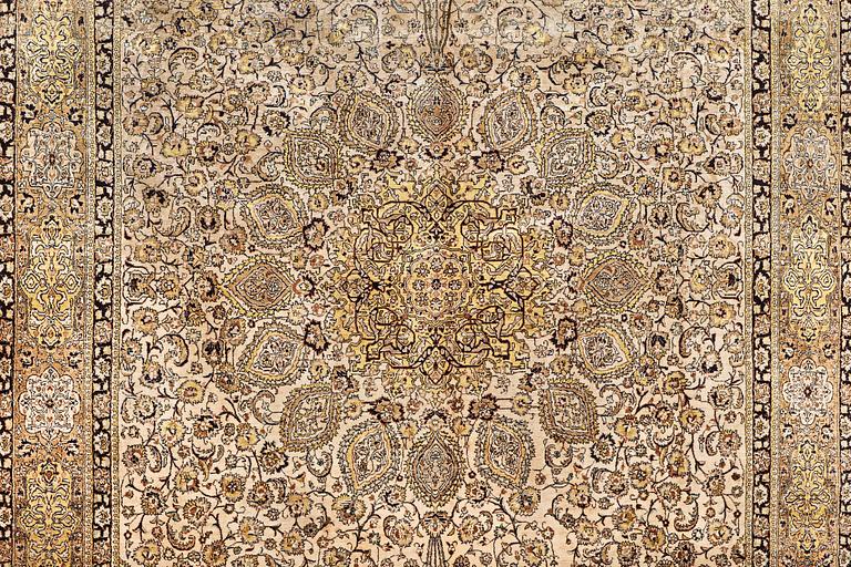 Matta, silke ghom, ca 295 x 206 cm.