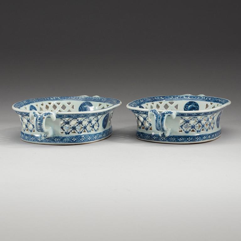GALLERKORGAR, ett par, kompaniporslin. Qing dynastin, Qianlong (1736-95).