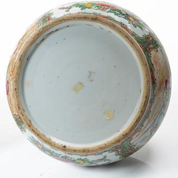 Two famille rose 'Canton' vases with covers, Qing dynasty, 19th century.