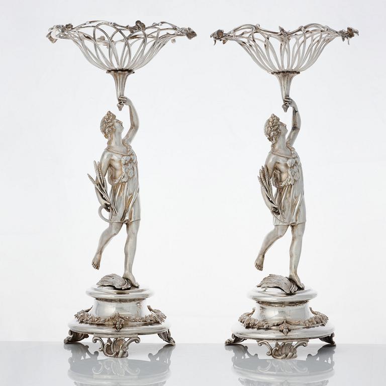 Gustaf Möllenborg, praktskålar, ett par lika, silver, Stockholm 1832. Nyrokoko.
