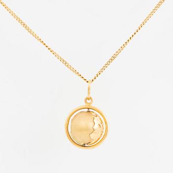 A 18K gold necklace.