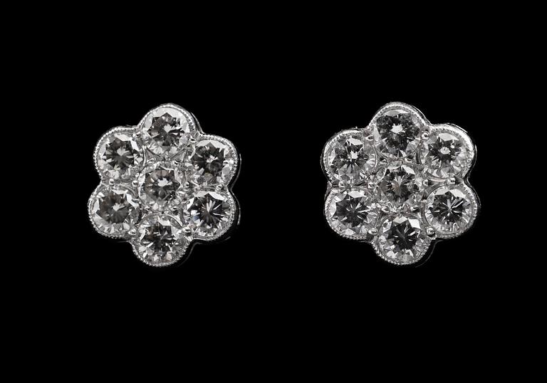 KORVAKORUT, briljanttihiottuja timantteja n. 2.10 ct. Paino 3,7 g.