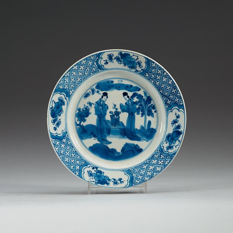 A set of four odd blue and white dinner plates, Qing dynasty, Kangxi (1662-1722), with different six character marks.