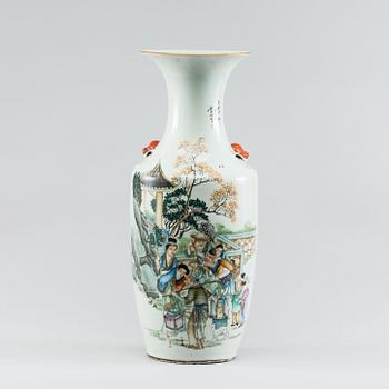 A CHINESE PORCELAIN FLOOR VASE, from the 20th century.