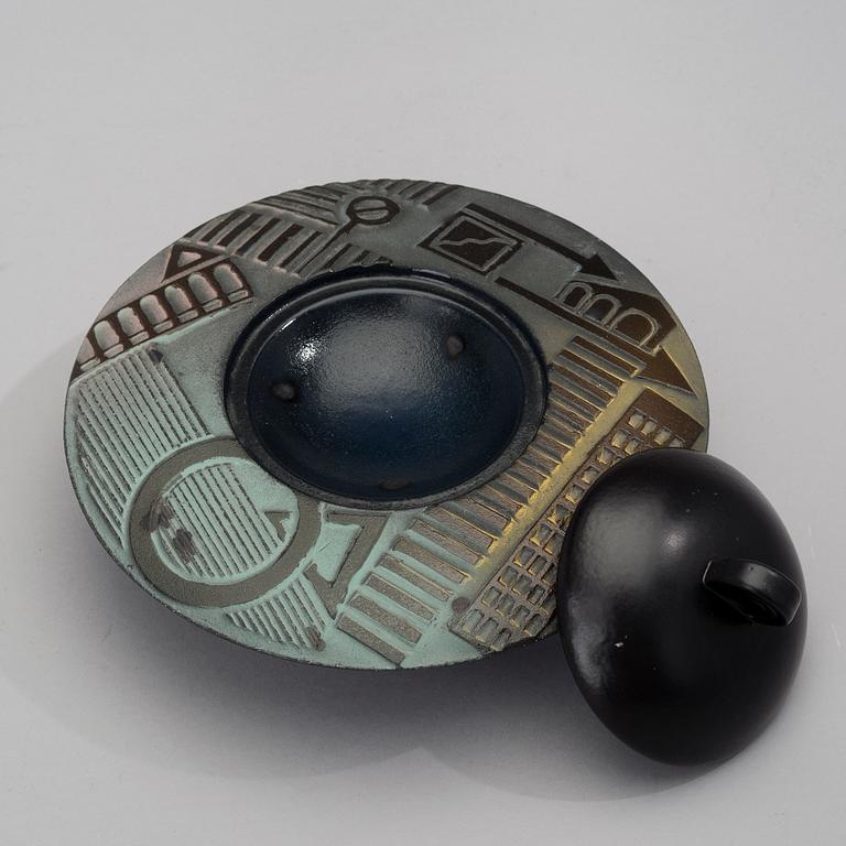 TOVE SLOTTE, DEKORATIONSSKÅL MED LOCK, keramik, signerad Tove Slotte/MM Arabia Finland.